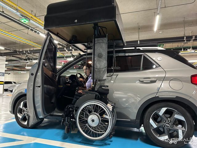 장애인 운전자 홍서윤 씨가 차량을 주차하고 휠체어를 꺼내는 모습. 하반신 장애인 운전자는 리프트를 활용해 휠체어를 차량 루프에 보관한다. 따라서 리프트를 통한 휠체어 이용을 위한 충분한 주차 공간 확보가 필수다. /여성경제신문