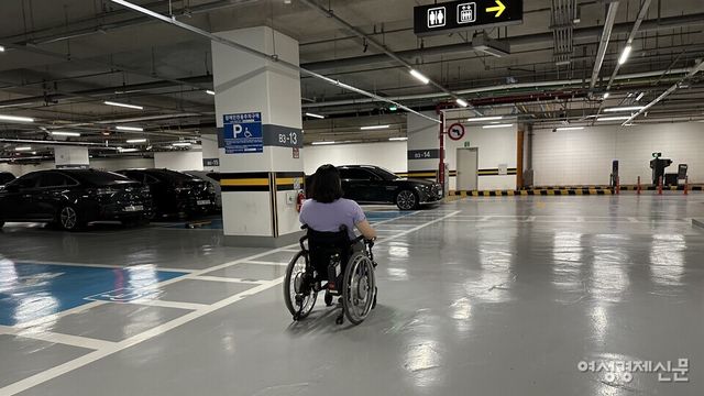 SK텔레콤 본사 건물 지하 주차장의 경우 장애인 전용 주차구역부터 출입구까지 가는 길은 차량이 지나다닐 수 없게 되어있었다. 사진은 SK텔레콤 본사 지하 주차장 모습 /여성경제신문