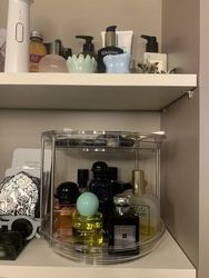 2단 양념회전대를 향수 보관함으로 사용했다. /정근영