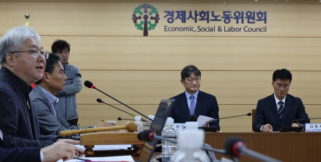 28일 서울 종로구 경제사회노동위원회에서 교원근로시간면제심의위원회 윤종혁 위원장(맨 왼쪽)이 회의 결과를 설명하고 있다. 오른쪽은 권기섭 경사노위 위원장과 김용서 교사노동조합연맹 위원장. /연합뉴스
