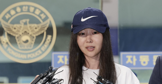 민희진 어도어 대표가 지난 7월 9일 오후 '업무상 배임' 혐의 관련 첫 소환 조사를 마친 뒤 서울 용산경찰서를 나서며 취재진 질문에 답하고 있다. /연합뉴스