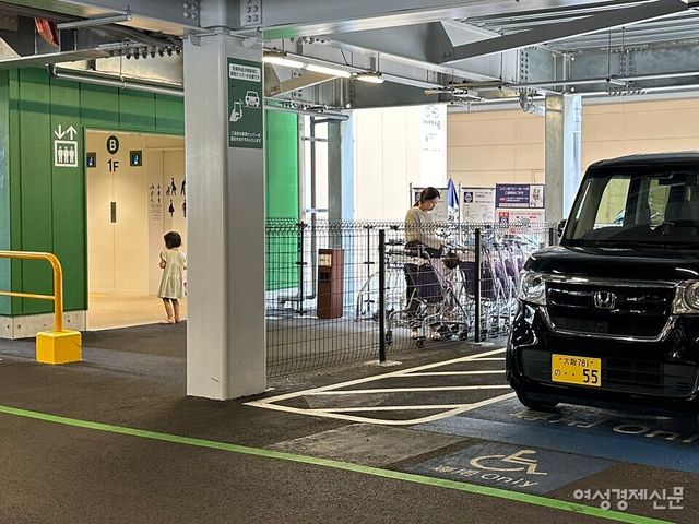 지난 9월 여성경제신문이 일본에서 대표적인 대형 복합 쇼핑몰 브랜드 라라포트의 오사카 가도마 지점에 방문했다. 장애인 전용 주차구역 바로 앞에 엘리베이터와 연결된 출입구가 있다. 문이 따로 없다. /여성경제신문