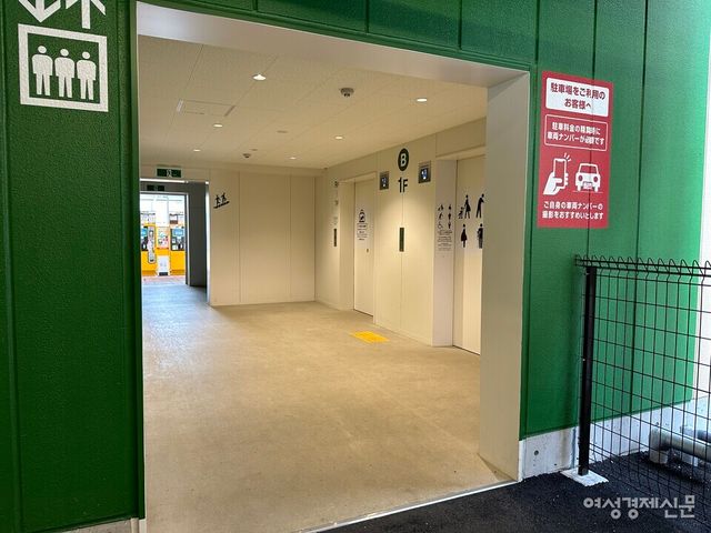 일본 라라포트 오사카 가도마 지점 지하 주차장에 있는 출입구 모습. 문이 없어 누구나 접근할 수 있다. /여성경제신문