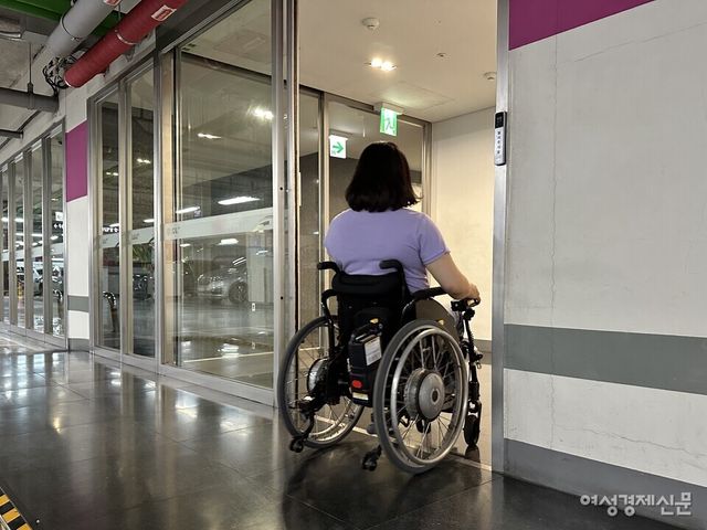 LG유플러스, 교보생명, 한화생명은 지하 주차장 주 출입구가 자동문이었다. LG유플러스와 한화생명의 경우 자동문 출입구 앞에 경사로가 설치돼 있었다. 교보생명은 단차가 없었다. 사진은 LG유플러스 지하 주차장과 연결된 주 출입구 모습 /여성경제신문