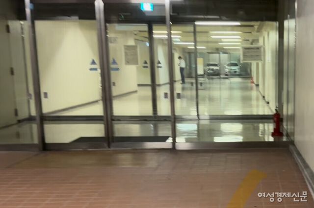 일본 오사카에 있는 오사카시청의 지하 주차장과 연결되는 출입구는 자동문이다. /여성경제신문