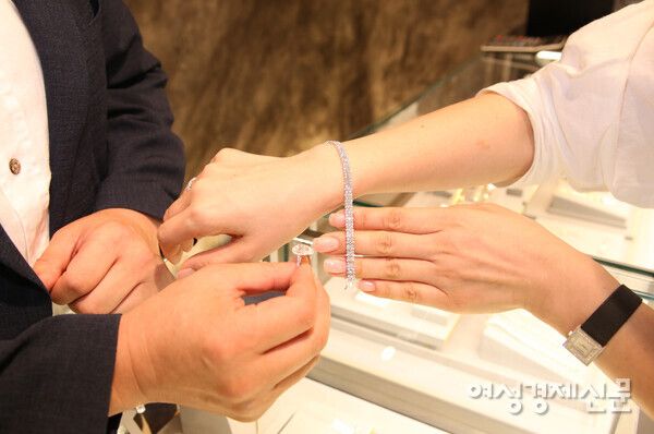 도로시주얼리의 '레이첼 랩 다이아몬드 테니스 팔찌'는 랩 그로운 다이아몬드를 사이즈, 패턴에 따라 세팅 방식을 달리해 견고하고 안정감 있게 제작했다. /장세곤 기자