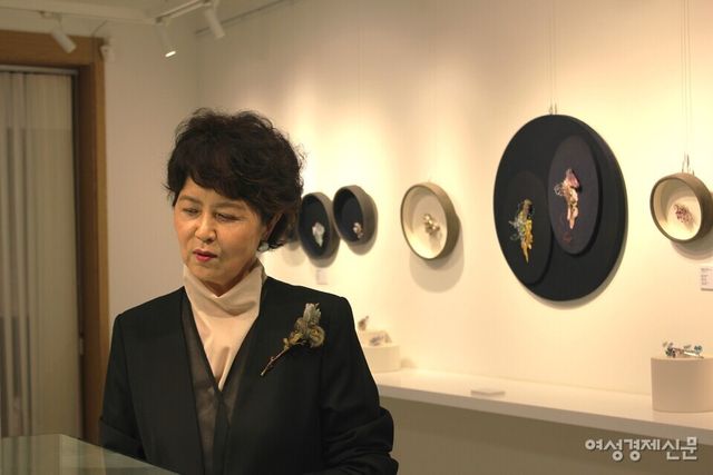 김인자 디자이너가 자신의 작품을 보고 있다 /허아은 기자