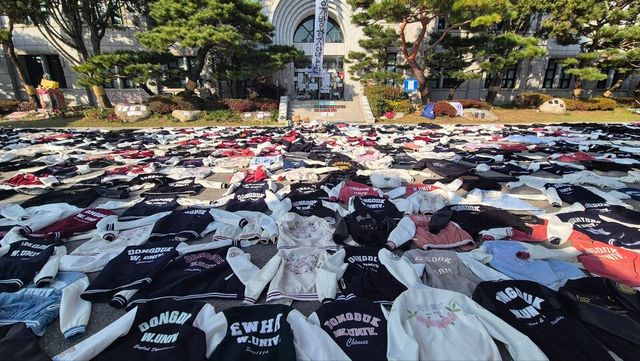 &nbsp;지난 13일 오후 동덕여대 본관 앞에 학생들이 벗어둔 학교 점퍼 수백 점이 놓여 있다. /김민 기자