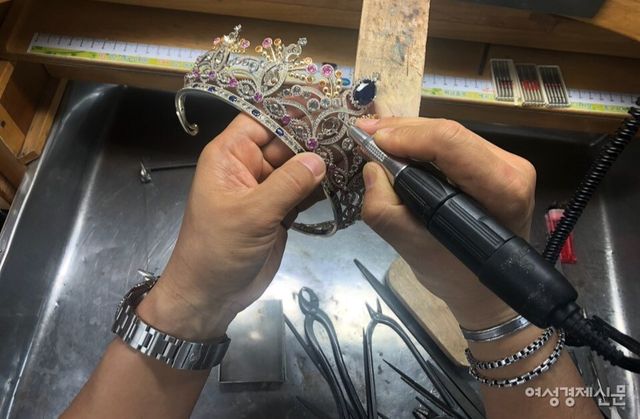 박&nbsp;대표의&nbsp;티아라&nbsp;제작은&nbsp;2015년&nbsp;회사&nbsp;창립&nbsp;후&nbsp;얼마&nbsp;지나지&nbsp;않아&nbsp;국내&nbsp;미스코리아&nbsp;진‧선‧미의&nbsp;왕관을&nbsp;맡으면서&nbsp;시작됐다. /와이스미스