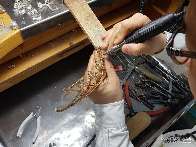 박영철 대표는 중학교&nbsp;졸업&nbsp;후&nbsp;처음으로&nbsp;만든 황동 반지를 어머니께 선물한 순간이 제일 뿌듯했다고 답했다. /와이스미스