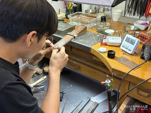 박&nbsp;대표는&nbsp;많은&nbsp;젊은이들이&nbsp;귀금속&nbsp;업계에&nbsp;발을&nbsp;들였으면&nbsp;좋겠다고&nbsp;밝혔다. /김정수 기자