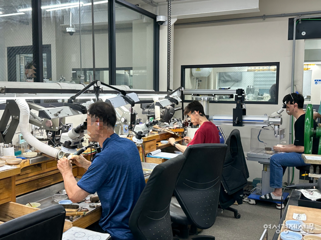 와이스미스는&nbsp;구·신세대&nbsp;직원들이&nbsp;어우러져&nbsp;있다.&nbsp;박&nbsp;대표는&nbsp;지금과&nbsp;달리&nbsp;디자인부터&nbsp;제조까지&nbsp;모든&nbsp;과정을&nbsp;한&nbsp;사람이&nbsp;담당했던&nbsp;시절&nbsp;장인들의&nbsp;기술은&nbsp;사실상&nbsp;따라올&nbsp;수&nbsp;없다고&nbsp;했다. /김정수 기자