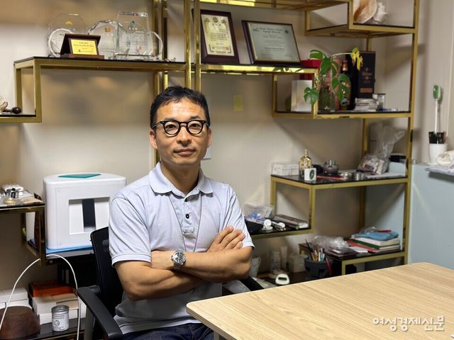 대한민국&nbsp;보석‧금속공예&nbsp;명장이자&nbsp;주얼리&nbsp;제조&nbsp;회사&nbsp;와이스미스(Y.SMITH)&nbsp;창립자&nbsp;박영철&nbsp;대표를 여성경제신문이 만났다. /김정수 기자