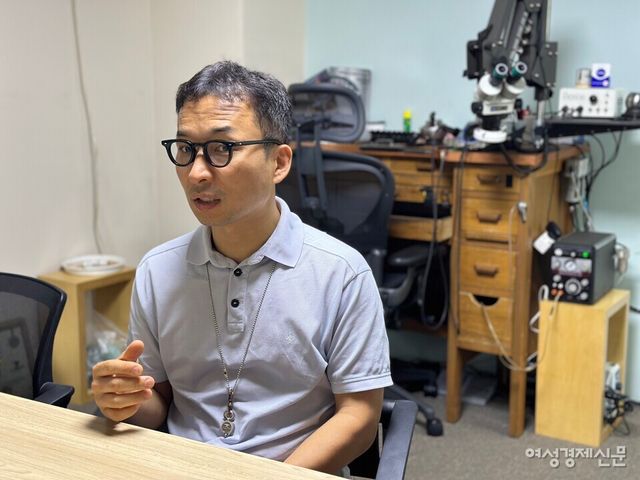 보석을&nbsp;조각하는&nbsp;사람,&nbsp;깎는&nbsp;사람,&nbsp;때우는&nbsp;사람,&nbsp;광내는&nbsp;사람이&nbsp;모두&nbsp;따로&nbsp;있는&nbsp;와이스미스에서는&nbsp;한&nbsp;명&nbsp;한&nbsp;명의&nbsp;손길을&nbsp;거쳐야만&nbsp;주얼리가&nbsp;탄생한다. /김정수 기자