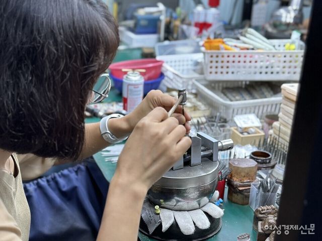 보석을&nbsp;조각하는&nbsp;사람,&nbsp;깎는&nbsp;사람,&nbsp;때우는&nbsp;사람,&nbsp;광내는&nbsp;사람이&nbsp;모두&nbsp;따로&nbsp;있는&nbsp;와이스미스에서는&nbsp;한&nbsp;명&nbsp;한&nbsp;명의&nbsp;손길을&nbsp;거쳐야만&nbsp;주얼리가&nbsp;탄생한다. /김정수 기자