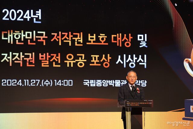 유인촌 문화체육관광부 장관이 27일 오후 서울 용산구 국립중앙박물관에서 개최된 2024년 대한민국 저작권 보호 대상 및 저작권 발전 유공 포상 시상식에서 축사를 하고 있다. /류빈 기자 ​​​​​​​