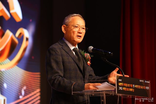 유인촌 문화체육관광부 장관이 27일 오후 서울 용산구 국립중앙박물관에서 개최된 2024년 대한민국 저작권 보호 대상 및 저작권 발전 유공 포상 시상식에서 축사를 하고 있다. /류빈 기자 ​​​​​​​