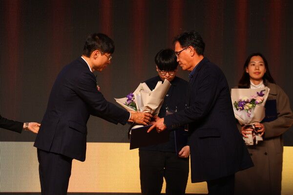 이날 열린 시상식에서 시상자들이 표창장과 꽃다발을 받고 있다. /여성경제신문
