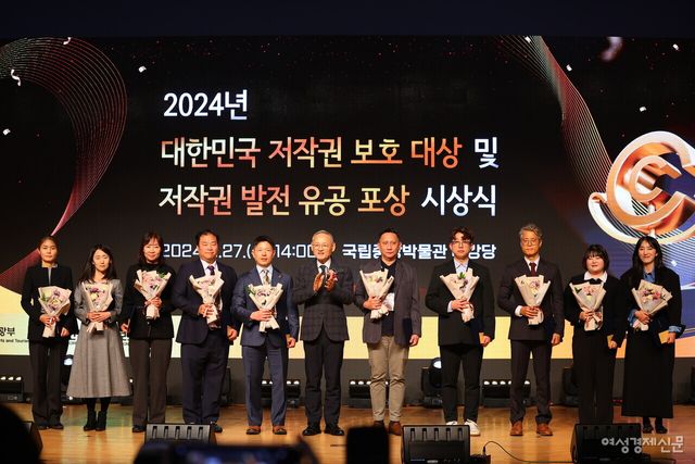 27일 오후 서울 용산구 국립중앙박물관에서 개최된 2024년 대한민국 저작권 보호 대상 및 저작권 발전 유공 포상 시상식에서 수상자들이 기념 촬영을 하고 있다. /류빈 기자