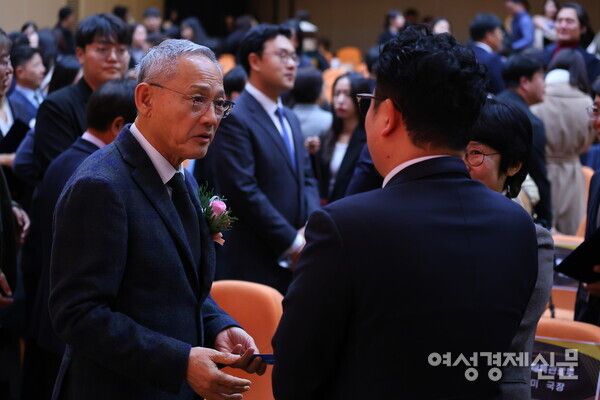 유인촌 문화체육관광부 장관이 2024년 대한민국 저작권 보호 대상 및 저작권 발전 유공 포상 시상식에서 수상자들과 대화를 나누고 있다. /류빈 기자