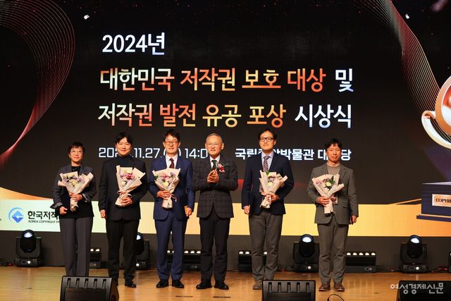 27일 오후 서울 용산구 국립중앙박물관에서 개최된 2024년 대한민국 저작권 보호 대상 및 저작권 발전 유공 포상 시상식에서 수상자들이 기념 촬영을 하고 있다. /류빈 기자