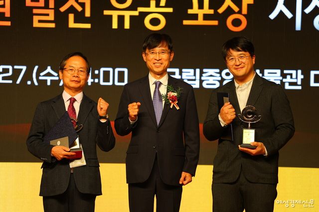  27일 오후 서울 용산구 국립중앙박물관에서 개최된 2024년 대한민국 저작권 보호 대상 및 저작권 발전 유공 포상 시상식에서 수상자들이 기념 촬영을 하고 있다. /류빈 기자