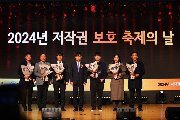 27일&nbsp;서울&nbsp;국립중앙박물관에서&nbsp;'저작권&nbsp;보호&nbsp;축제의&nbsp;날'&nbsp;행사가 열렸다. 사진은&nbsp;기업저작권지킴이&nbsp;우수상 수상자들이 기념 촬영을 하는 모습. /여성경제신문