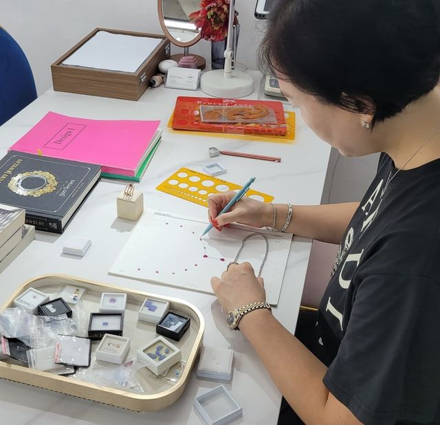 김하정 가와주얼리 스튜디오 대표가 주얼리 작업을 하고 있다. /가와주얼리 스튜디오