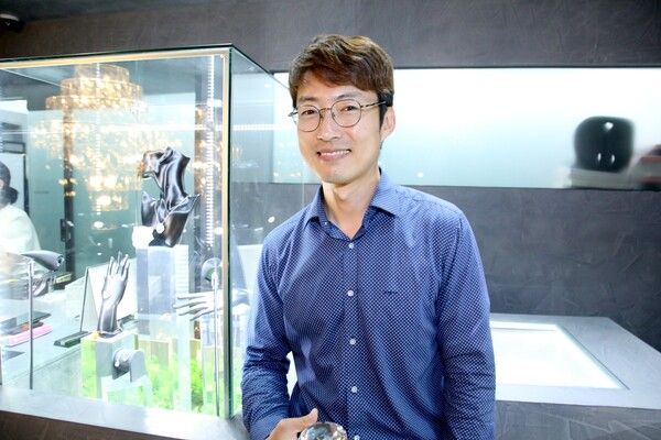 쇼케이스에 전시된 포레스트 컬렉션을 설명하는 이인창 대표 /장세곤 기자