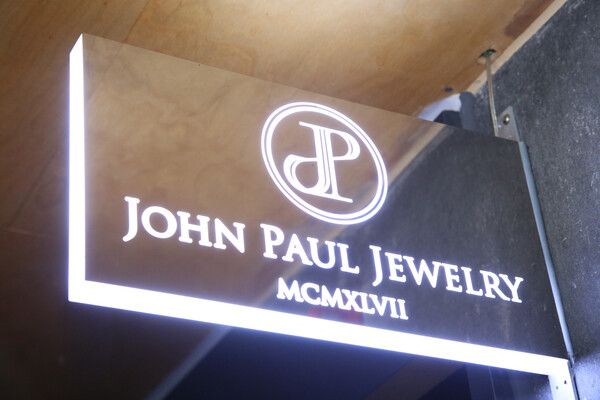 자신의 세례명 앞 글자를 따 존폴이라는 브랜드명을 만들었다. 로고 아래의 숫자는 가업을 시작한 1947년을 의미한다. /장세곤 기자