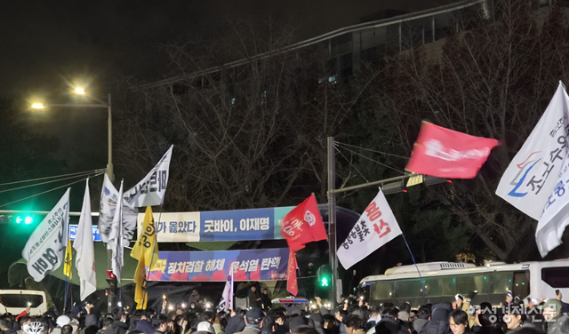 계엄령이 선포된 지난 4일 새벽, 서울 여의도 국회의사당 앞 시민들이 시위를 하고 있다. /김현우 기자