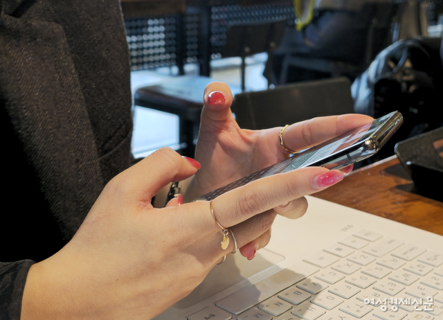 2030 여성은 한국 정치사에 주요 변수로 급부상했다. 제20대 대선 변수도 2030 여성이었다. 부동층으로 남았던 2030 여성의 막판 쏠림이 오차 범위 승패를 갈랐다. 한 여성이 업무를 하고 있는 모습. 사진은 기사와 관련 없음. /김현우 기자