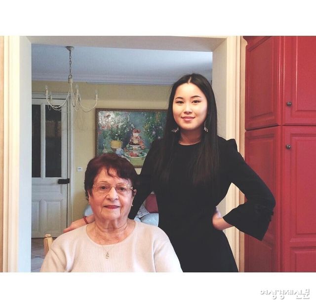 지난 2016년 한국으로 와 교환학생을 거쳐 직장 생활을 하고 있는 베트남계 프랑스인 리아(Lia). 사진은 양부모님과 함께있는 리아(오른쪽)의 모습. /본인제공