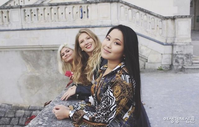 리아(맨 앞)와 친구들. 리아는 한국에서 외교 관련 업무를 맡고 있다. /본인제공