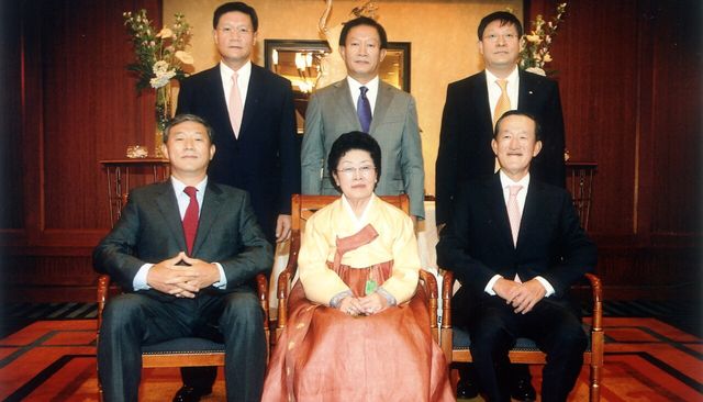 허창수 GS그룹 명예회장(GS건설 회장)의 모친인 구위숙 여사가 3일 오후 5시 노환으로 별세했다.앞줄 오른쪽 부터 허창수 GS그룹 명예회장, 고 구위숙 여사, 허정수 GS네오텍 회장. /GS그룹