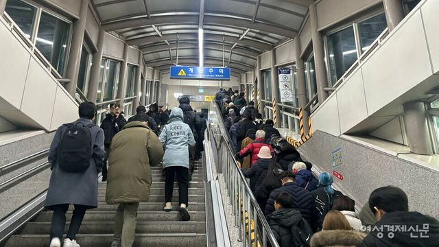 방송이 나온 지 얼마 안 돼 경찰들이 내려오며 