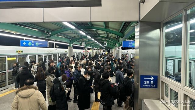 5일 회기역에서 용문방면 경의·중앙선이 갑작스럽게 운행 중단한다며 시민들을 돌려 보냈다. /김성하 기자