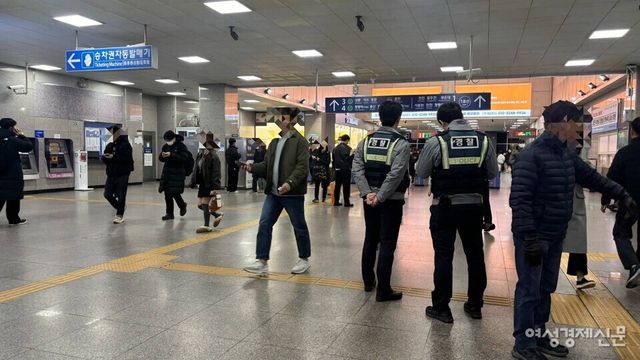경찰들이 역 밖을 나가는 시민들의 인파가 몰릴 것을 예상해 통제 중이다. /김성하 기자