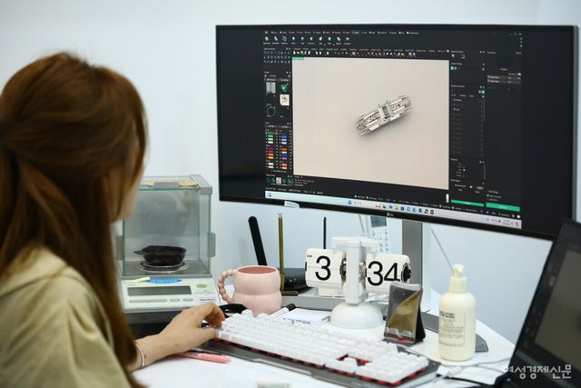 장현진 디자이너가 주얼리 캐드 프로그램으로 반지를 디자인하고 있다. /류빈 기자
