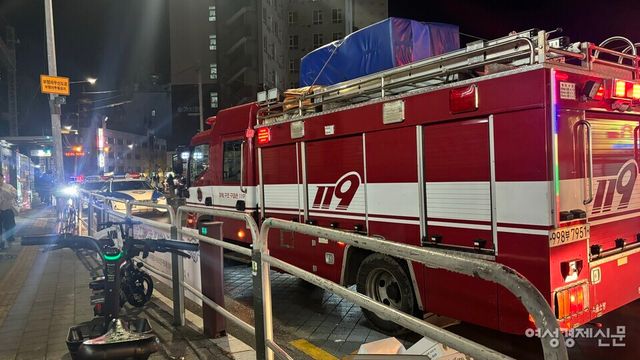 회기역 밖에는 돌아가는 시민들의 인파가 몰릴 것을 우려해 소방차와 경찰차가 대기 하고 있었다. / 김성하 기자