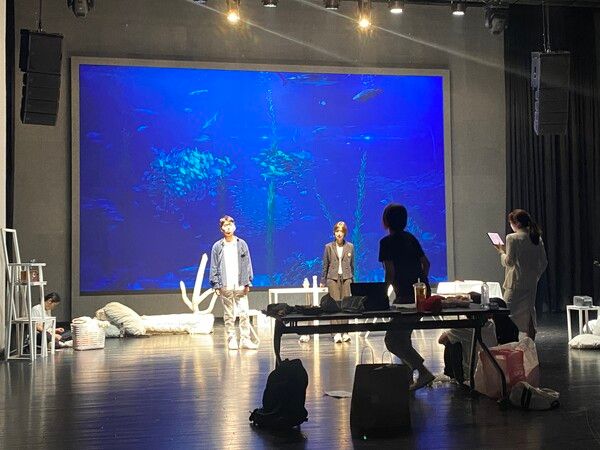 손유라 씨의 창작극 '상상력 결핍은 곤란합니다' 리허설 장면 /손유라