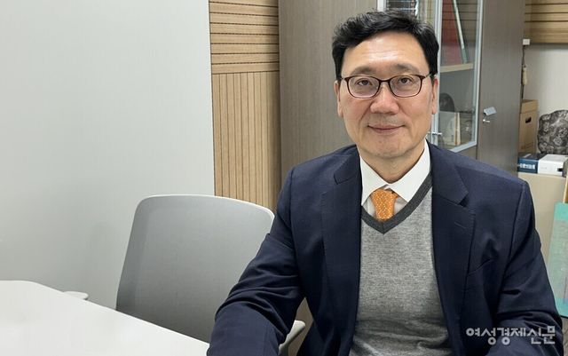 세무사이자 공인회계사인 박창하 동아송강회계법인 대표는 책 '오십에 시작하는 증여 플랜'을 통해 산업‧업종 동향, 재무 구조, 증여자·수증자의 성향까지 고려한 입체적인 절세 플랜을 제시했다. /김정수 기자