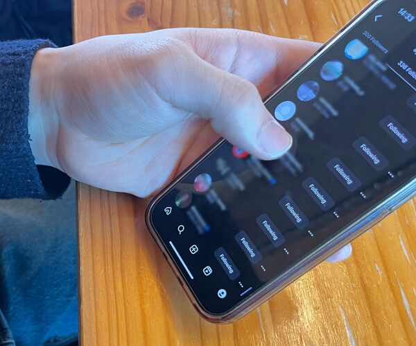 대학생 차승현 씨(24)가 자신의 인스타그램 친구 목록을 확인하고 있다. /김예린