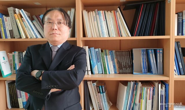 강성호 보험연구원 고령화연구센터장(사진)은 마흔과 쉰 살에도 늦지 않았으니, 퇴직연금에 가입하라고 한다. 노후에는 수억 목돈보다는 종신까지 달마다 나오는 소득이 훨씬 재정적 안정감을 느낄 수 있다는 거다. /최주연 기자
