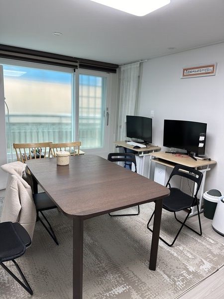 양은영 씨 거실의 모습(TV가 없고 컴퓨터와 책만 있는 거실)이다. /김준형