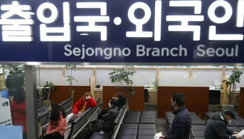 외국인 전문 인력이 영주권을 따기 위해서는 국내 석·박사 학위 취득하고 2년 내 국내 기업에서 1년 이상 근무해야 한다. 조건이 까다롭다 보니 쉽게 포기하게 되는 것이다. /연합뉴스