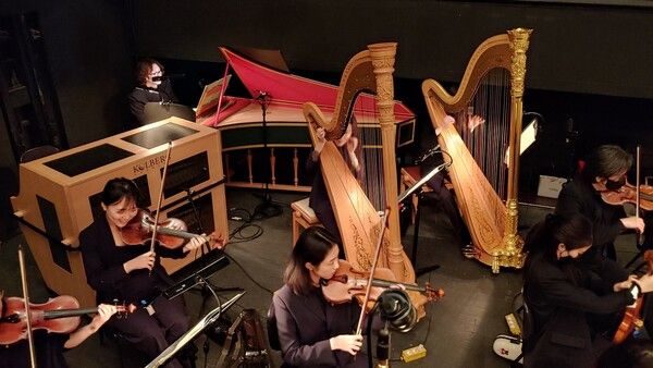 &nbsp; 이번 공연에 사용된 하프와 첼레스타, 하프시코드(시계 방향)&nbsp; 사진:한형철