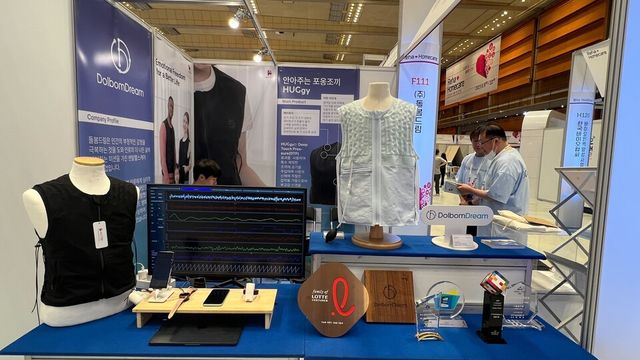 스마트 조끼 '허기'는 신체에 적절한 압력을 가하면 부교감신경을 자극해 안정감을 주는 호르몬이 나오게 되는 원리다. 허기 조끼가 택한 심부압박(Deep Touch Pressure)은 무거운 솜이불을 덮거나 다른 사람에게 안겼을 때 안정감을 느끼듯 부교감신경을 자극하는 방식으로 착용자에게 편안함을 제공한다. /돌봄드림