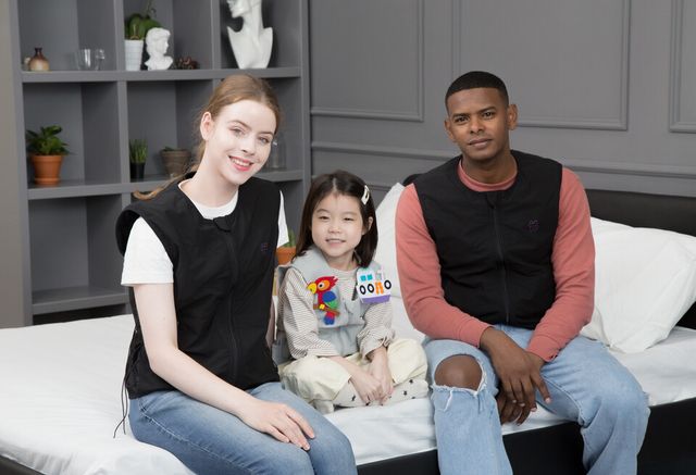 돌봄드림에서 개발한 허기(Huggy)는 일반 중량 조끼보다 가벼워 착용자에게 부담이 적고 보호자에게 유용한 정보를 제공한다. 생체 정보를 수집해 착용자의 감정 상태와 스트레스, 위치 등을 모니터링하는 스마트 조끼다. /돌봄드림