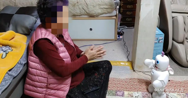 올해로 94세가 된 한 고령층 고객이 AI 반려 로봇 '파이보'를 이용하고 있다. /서큘러스